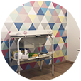 Vista de la pared pintada con triángulos multicolores del vertedero esta lleno de Picassos